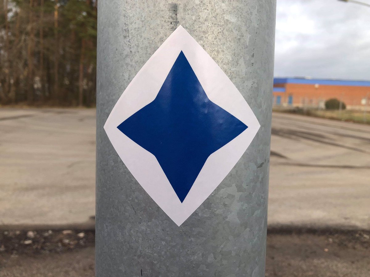 Pekingklibbor's tweet photo. NYHET! Vår senaste och mest efterfrågade klibba. Tröjan är vit, Stjärnan är Blå. ⚪️🔵
#Pekingklibbor #IFKNKPG #IFKNORRKÖPING #iNorrköping #Norrköping https://t.co/5qmHsY1FIQ