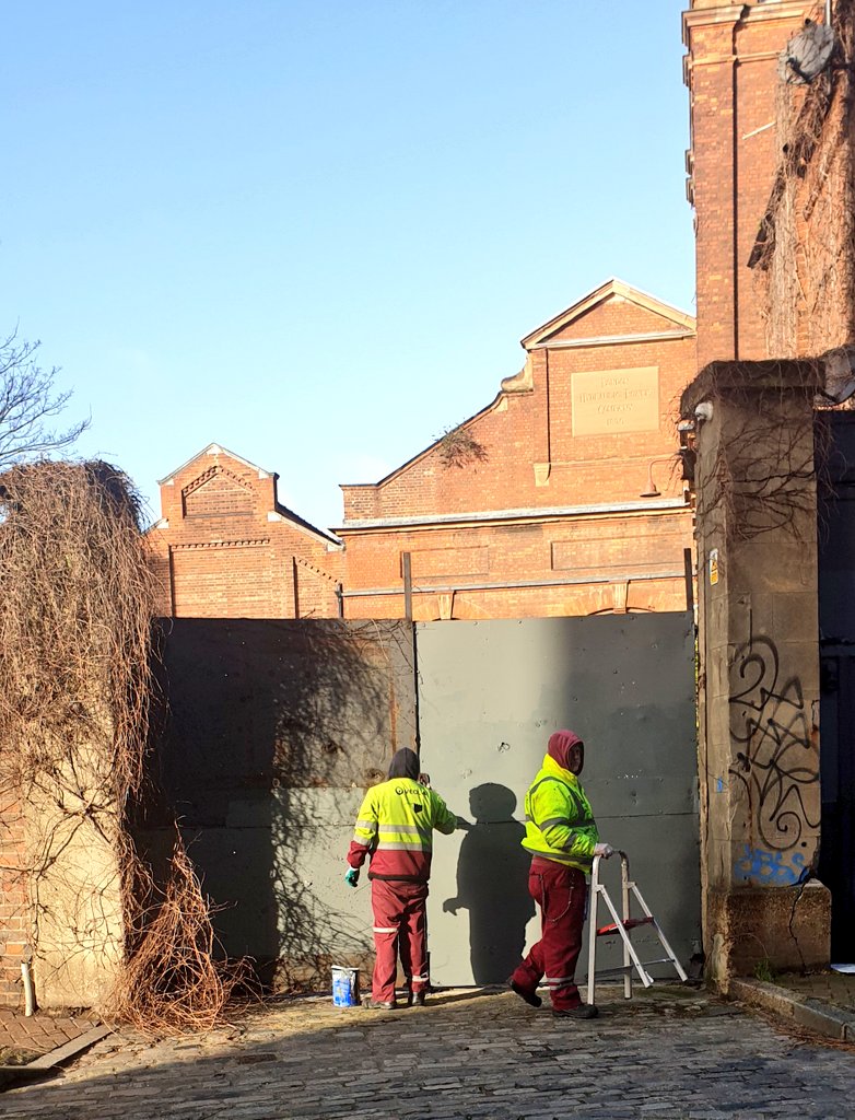 AbdalUllah's tweet photo. Good morning #Wapping residents.
Thanks to @TowerHamletsNow for getting the graffiti removed & starting the Prusom Street resurfacing work. Keeping our streets looking great.
#weareWapping #CleanerWapping https://t.co/FIFkQpqo8d