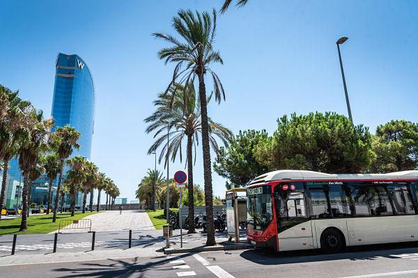 TMB_Barcelona's tweet photo. Barcelona és la ciutat europea amb menys esperes al transport públic, segons un estudi de @moovit @es_moovit #metrobcn #busbcn https://t.co/5CxxJ2GUvX https://t.co/WkXYHOb7vX