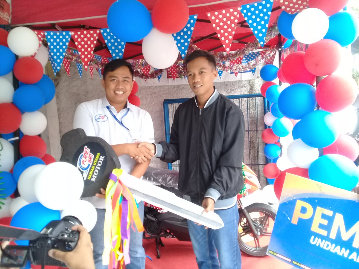 RadioMBSFMJogja's tweet photo. Wow Arga Andika pemenang  
"Undian Harian Langsung Planet Ban" mendpt hadiah sepeda motor disampaikan oleh Kepala Cabang Planet Ban Jateng-DIY Indra Hermawan 👏👏
Pengin ikut Undian Berhadiah Langsung segera sj download aplikasi Planet Ban.
@PlanetBan 
#PlanetBan #RASAMESINBARU https://t.co/s3XhYmvU7D