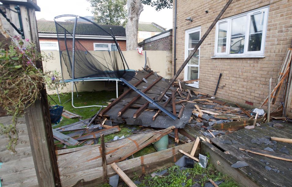 #worcestershirehour does your garden now resemble this? if so we can help with anything, tree cutting, fence repairing or replacing and general tidying up. 
#StormCiaraUk #treedown #fencebroken