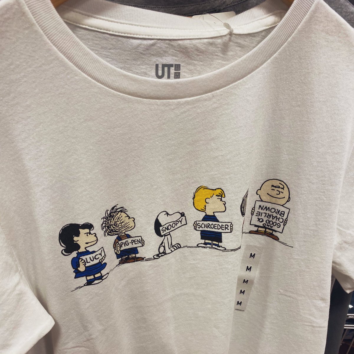 スヌーピー男子 本日から発売 ユニクロのutシリーズから ピーナッツ70周年記念デザインｔシャツが登場です 形はスタンダードなので大きめサイズなら男性でも問題なく着られます スヌーピー スヌーピー男子 ピーナッツ ユニクロ Ut