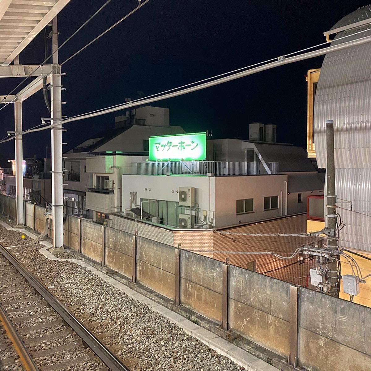 Joiner 東京出張でスタイリスト私物の屋上看板を学芸大学駅で偶然見つける 走る電車の車窓越しのショットも ただ山本康一郎さんに偶然出会ってスタイリスト私物ステッカーを頂くミッションは遂行されず ついでにマッターホーン工場の屋上看板も