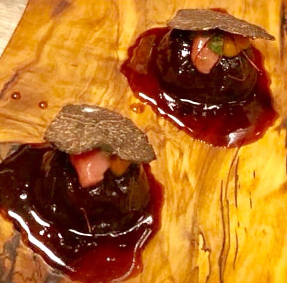 KaButoKaji's tweet photo. Dimsum de rabo de toro, con chocolate y lasca de trufa fresca!! Delicioso!! https://t.co/bwCSsmUkBu