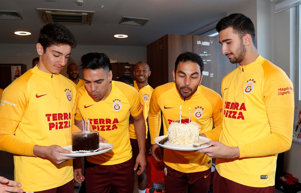 GalatasaraySK's tweet photo. 🎂 Antrenman öncesinde kaptanımız Selçuk İnan (@8Selcukinan) ve Radamel Falcao'nun (@FALCAO) doğum günü kutlandı. https://t.co/PVEzo6yjXp