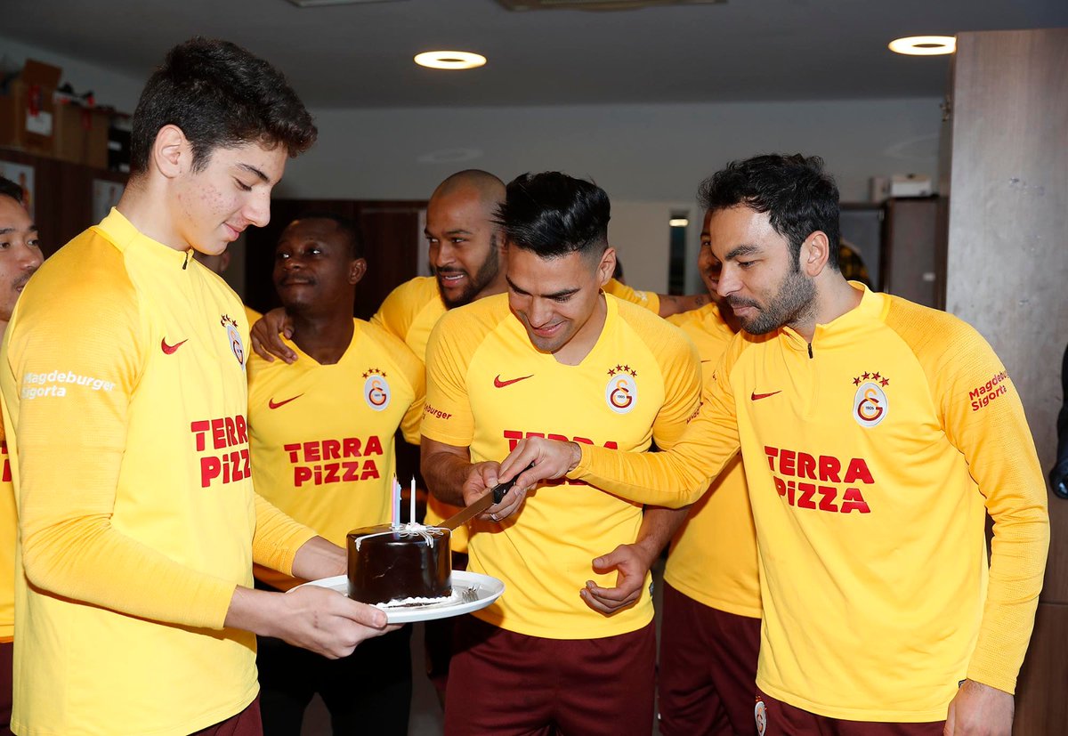 GalatasaraySK's tweet photo. 🎂 Antrenman öncesinde kaptanımız Selçuk İnan (@8Selcukinan) ve Radamel Falcao'nun (@FALCAO) doğum günü kutlandı. https://t.co/PVEzo6yjXp