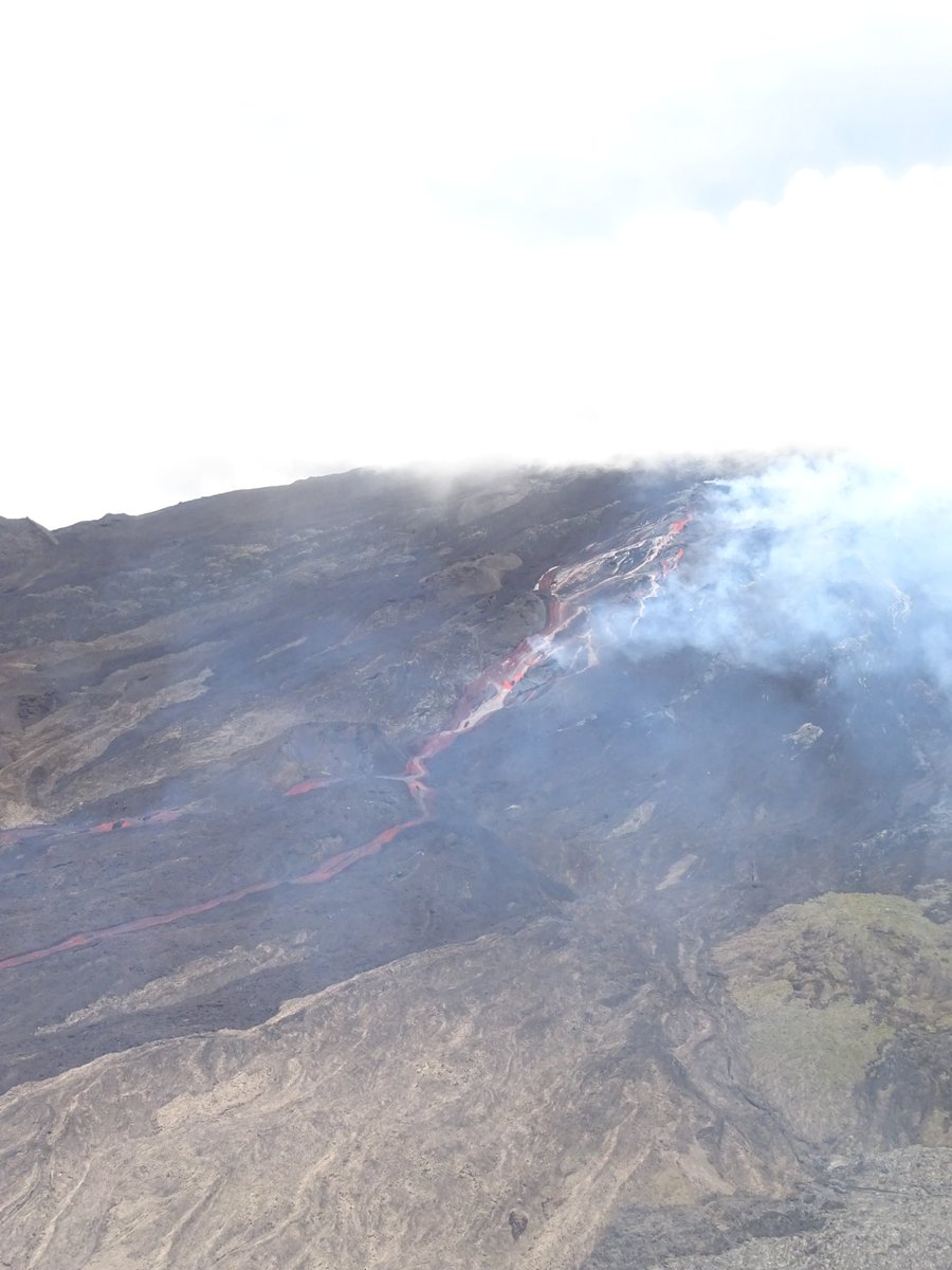 ObsFournaise's tweet photo. Plusieurs fissures se sont ouvertes sur le flanc est du #PitondelaFournaise  entre  la zone sommitale et 2000 m d'altitude. Les fontaines de lave ne dépassent pas 10 m de hauteur. Reconnaissance faite vers 13h30 avec le soutien d'Imaz Press Réunion @ipreunion. (Images ©OVPF/IPGP) https://t.co/Rs93FXEbpK