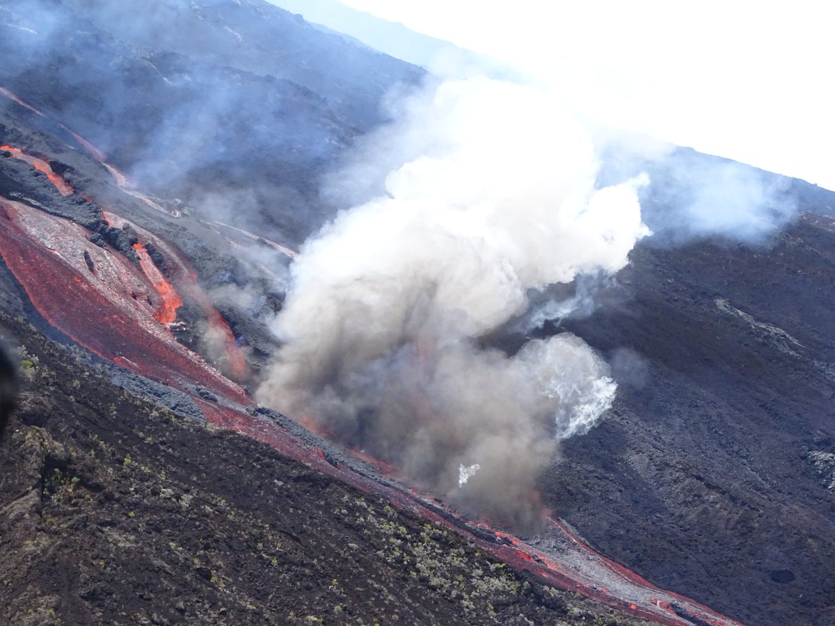 ObsFournaise's tweet photo. Plusieurs fissures se sont ouvertes sur le flanc est du #PitondelaFournaise  entre  la zone sommitale et 2000 m d'altitude. Les fontaines de lave ne dépassent pas 10 m de hauteur. Reconnaissance faite vers 13h30 avec le soutien d'Imaz Press Réunion @ipreunion. (Images ©OVPF/IPGP) https://t.co/Rs93FXEbpK