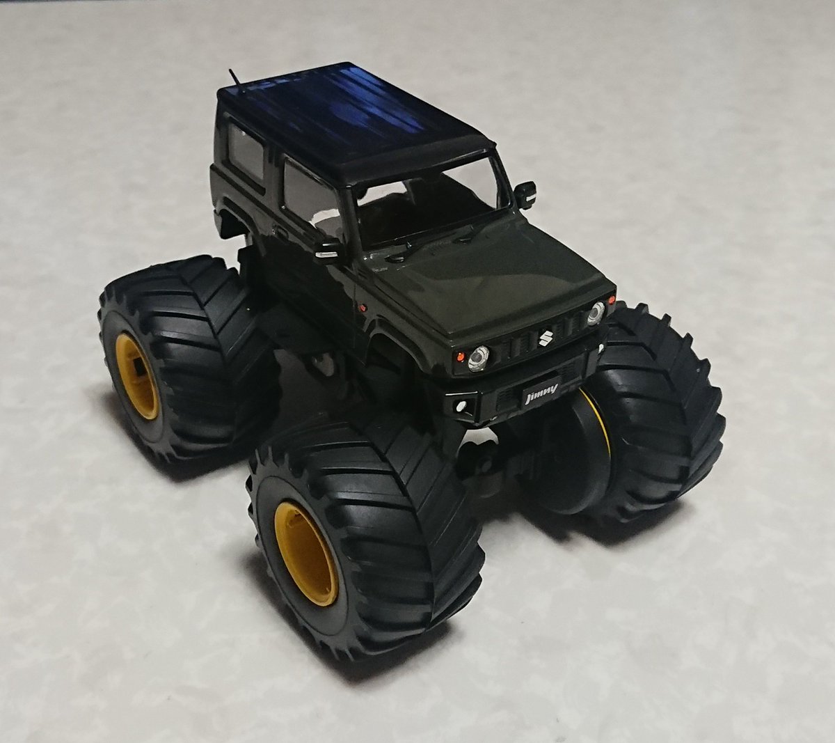 ミニ四駆のランチボックスのシャーシにアオシマの楽プラJB64ジムニーの