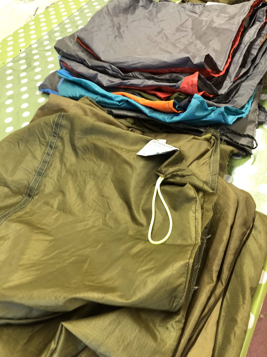 2minuteHQ's tweet image. The lovely headmaster of @GeorgehamCEPS school gave us a WW2 parachute which our friends at @RootedOcean turned into reusable bags for our #2minutebeachclean stations.
Isn’t that fabulous!
Don’t they look fab.
Thank you 🙏🏻♥️🌍