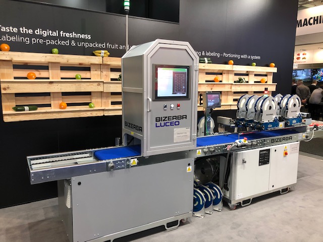 Onze Bizerba Luceo visie-inspectie, gecombineerd met automatische etikettering van appels door de LDI20 op de <a href="/Fruit_Logistica/">🍉 FRUIT LOGISTICA 🍏</a> in Berlijn afgelopen week. Meer lezen? bizerba.com/nl_nl/branches… #bizerba #fruitlogistica #visieinspectie #etikettering #labeling #ldi20 #agf #fruit