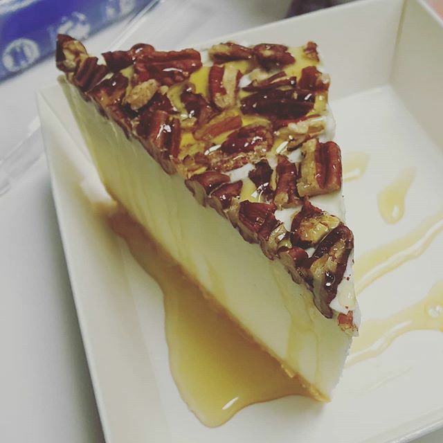 slabster13's tweet photo. New year, new cheesecake. Is that manuka honey @boomcoffeeroasters 🍯😍
.
#foodspotting #sweetTreat #sweetTooth #cheesecake #hungryintaipei #wheninTaipei #eatTaiwan #taipei #taiwan https://t.co/s2JAwAamhl https://t.co/UB6dM918DT