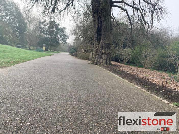 Flexipave's tweet photo. Happy Monday from KBI UK!
Throwback to one of our projects completed FIVE years ago in @kewgardens , still in amazing condition despite the heavy foot and vehicle traffic! π³
This just shows the quality of our Flexistone product β
#Flexistone #Surfacing #Porous #unique https://t.co/hkRQollvbi