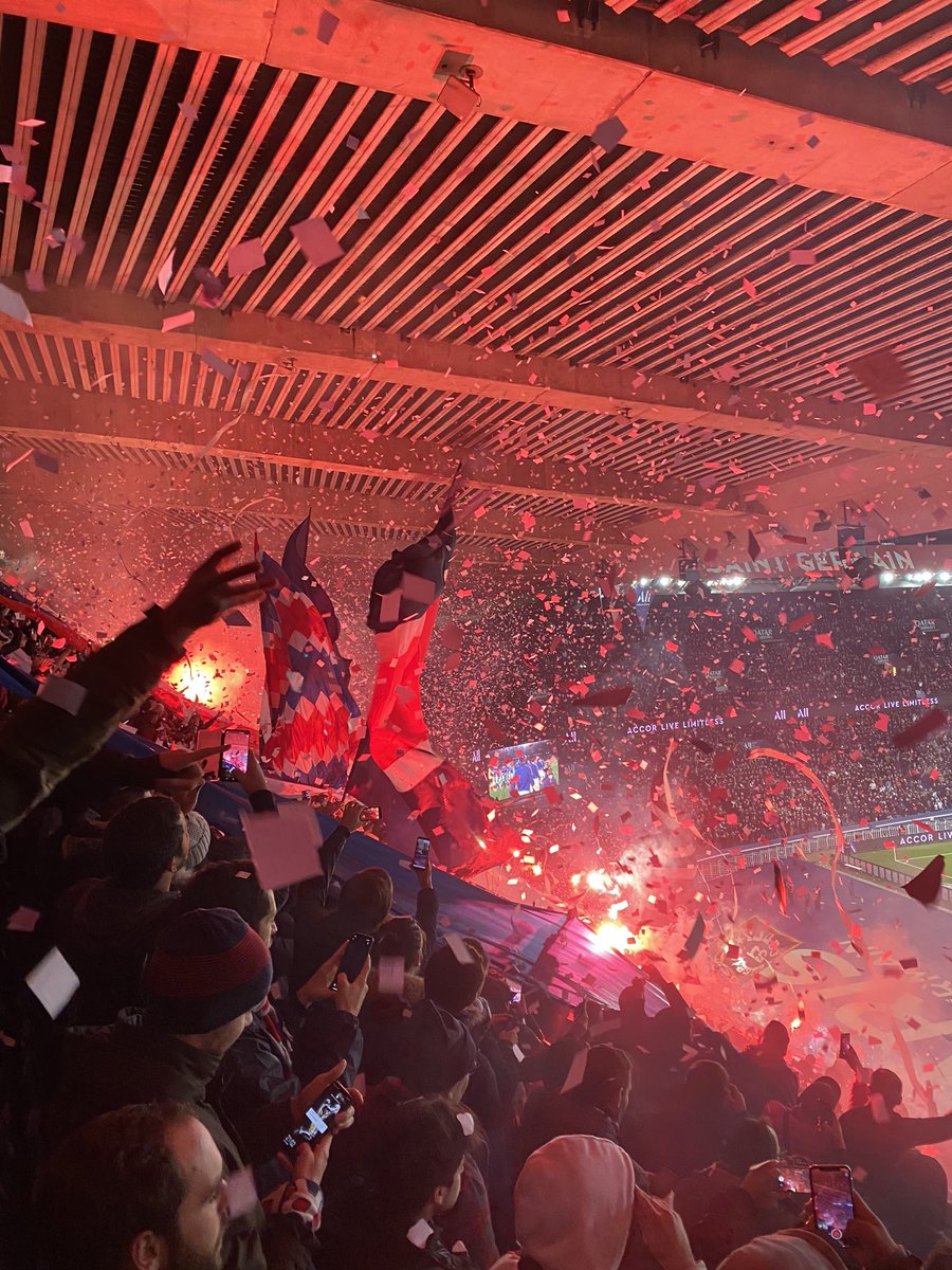 Adrientp's tweet photo. Un Parc en rouge et bleu 🔴🔵💥🔥 https://t.co/5TX5LiiqMI