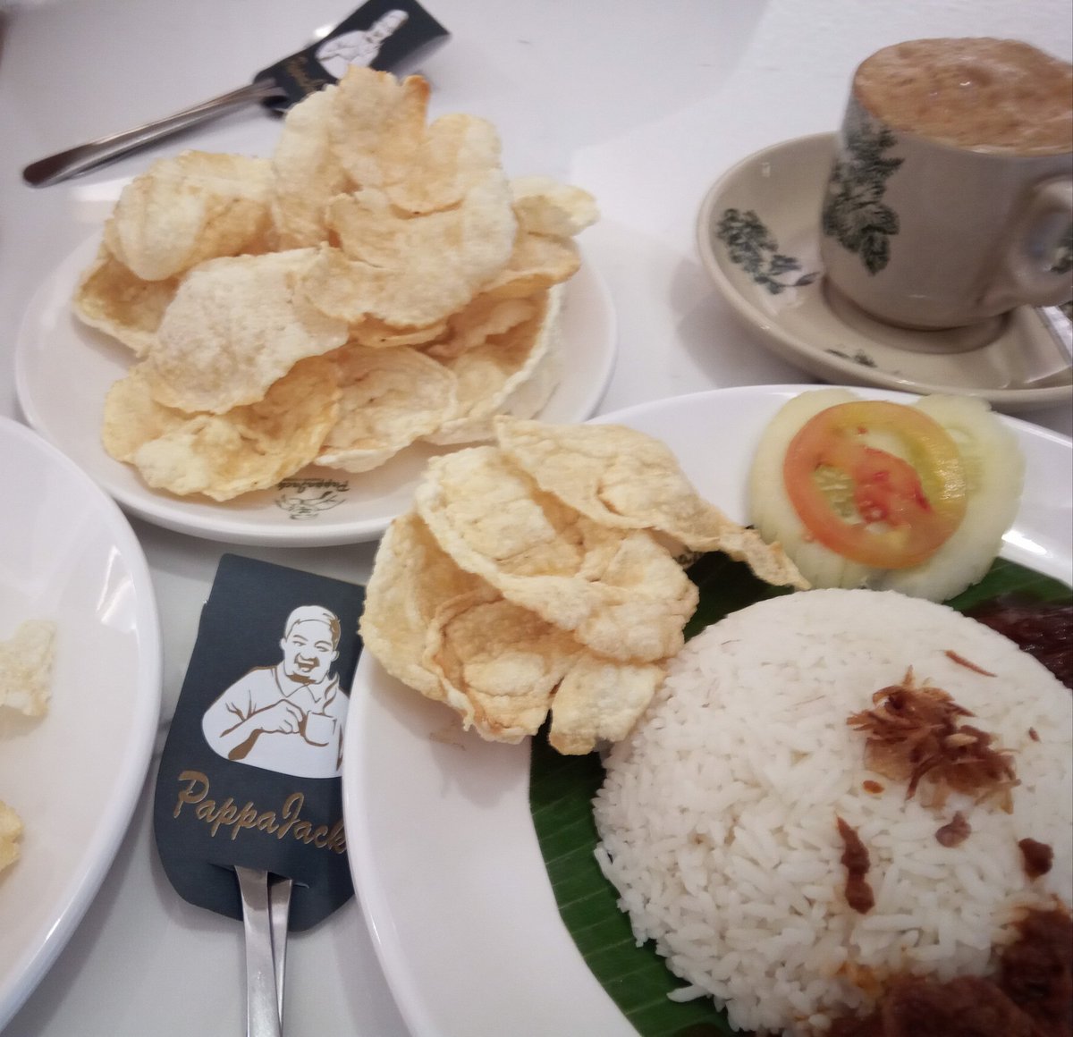 may196423's tweet photo. 小腹が空いたんでPappa Jackという店で大好きなルンダンを食べた〜。写真にちゃんとお肉が写っていないのが残念😥 肉が柔らかくて美味しかった😍 小魚入りのサンバル。バリでは食べたことない。
#ジャカルタ
#パダン料理
#ルンダン
#pappajack https://t.co/7fXwie0z9c