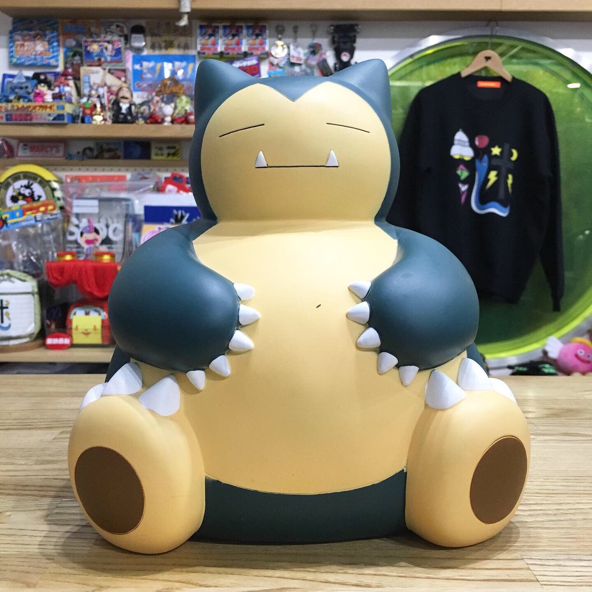 謎の店 Twitterren 謎の店セレクト カビゴン ソフビバンク ポケモンのカビゴン ソフビ バンクです ビッグサイズでどこに置いても確かな存在感を放ちます お腹の部分に小キズありです その昔 万円貯まる貯金箱というのがありましたが それを遥かにしのぐ