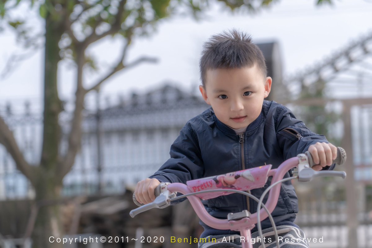 Ben56149529's tweet photo. 村子也封了，在家教儿子骑自行车 https://t.co/J2baIxTDEi