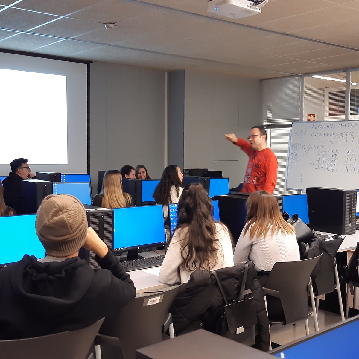 UPCTelecos's tweet image. Estudiants de l&apos;escola @immaculadahorta han vingut a fer el taller &apos;Introducció a la #criptografia&apos;, una activitat més dins del programa @bcn_escolab Us esperem ara les #portesobertesUPC !  😉
#telecomunicació #elecrònica #física #dades #grausUPC #CanviaelMónamblaUPC