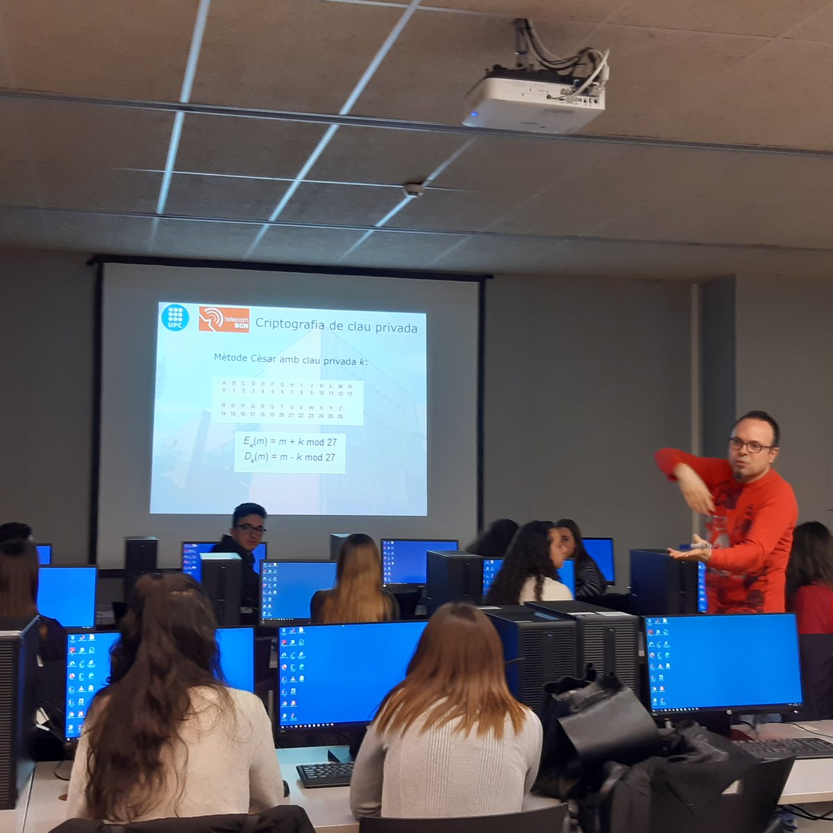 UPCTelecos's tweet image. Estudiants de l&apos;escola @immaculadahorta han vingut a fer el taller &apos;Introducció a la #criptografia&apos;, una activitat més dins del programa @bcn_escolab Us esperem ara les #portesobertesUPC !  😉
#telecomunicació #elecrònica #física #dades #grausUPC #CanviaelMónamblaUPC
