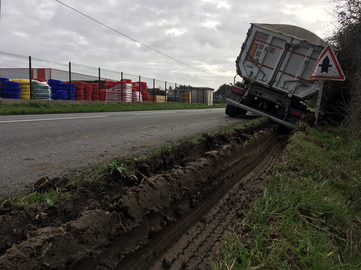 NR_Tours's tweet photo. Camion au fossé sur la D2 à #Mettray, au niveau de CMA. Prudence. https://t.co/57IwAw2tYg