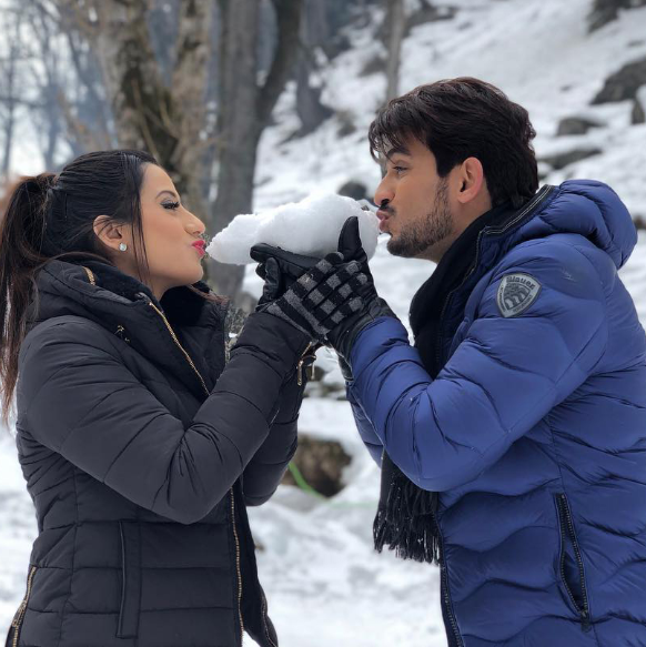 MBCBollywood's tweet photo. كواليس تشاهدها عيناك لأول مرة من مسلسل #حب_خادع
يعرض المسلسل من الأحد إلى الخميس في تمام الساعة 7 مساء بتوقيت السعودية على شاشة قناة MBC BOLLYWOOD

#MBCBOLLYWOOD https://t.co/ja6yHm5J3X