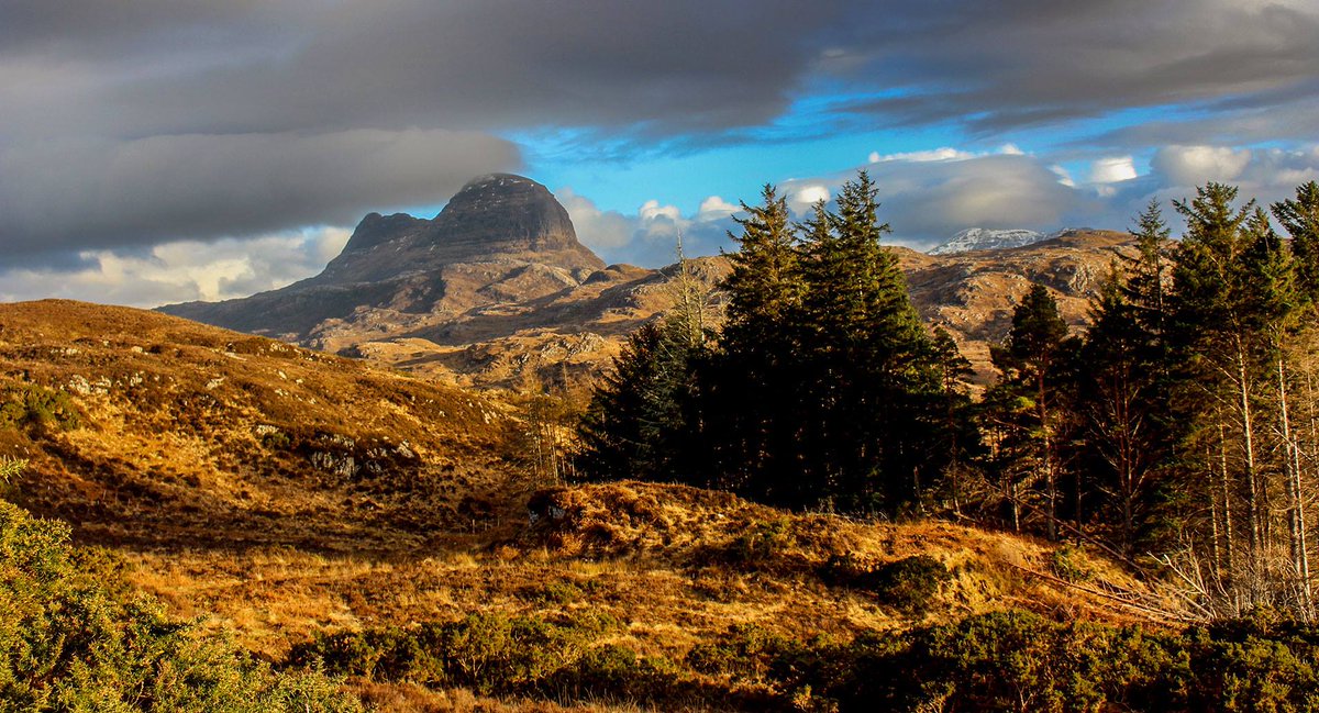 discoverassynt's tweet photo. Dramatic clouds over Suilven. Dark clouds eat up the last bit of blue! 😲 😍
#discoverassynt #assynt #scottishhighlands #LoveScotland #Suilven #ScenicScotland https://t.co/FAaUucMCSM