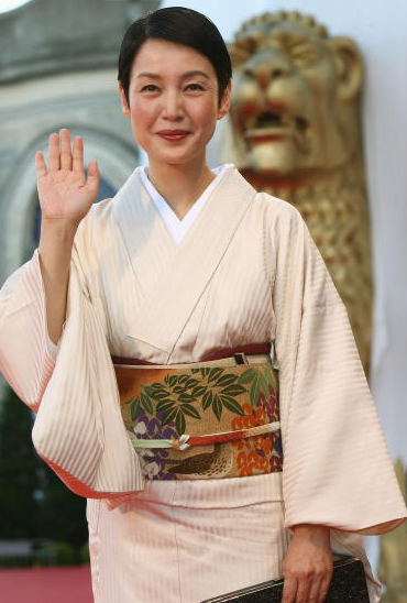 Kikka123 アカデミー賞 松たか子さんの着物が地味 云々 国際映画祭の舞台をみていると 派手にアピールし過ぎればgeisha Girls方面にいってしまうし 着る本人の個性にあってるか あと背景 環境の色 重要