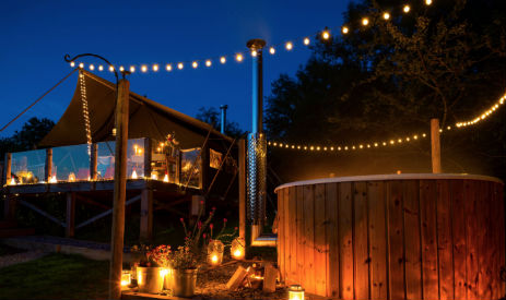 Luxury canvas lodges, wood fired hot tubs and pizza ovens...! A Little Bit of Rough for the ultimate glamping experience in Rutland, Leicestershire. bit.ly/38gqW6r #Glamping #GlampingRutland #Rutland