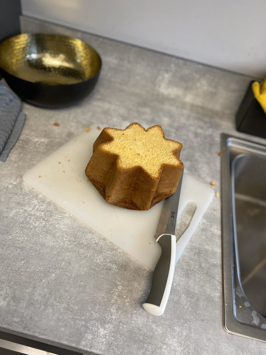 OpusWarrington's tweet photo. #OPUSTreats starting the week off right with some panettone. 😋😋 https://t.co/A0I85VOcDL