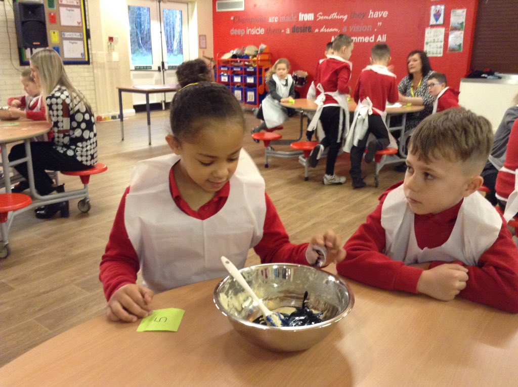 NantYParcSchool's tweet photo. The Year 2 children are enjoying making slime medicine in the medicine and me workshop #NYPSTEM #pfizeruk https://t.co/NNNF3jHOfi