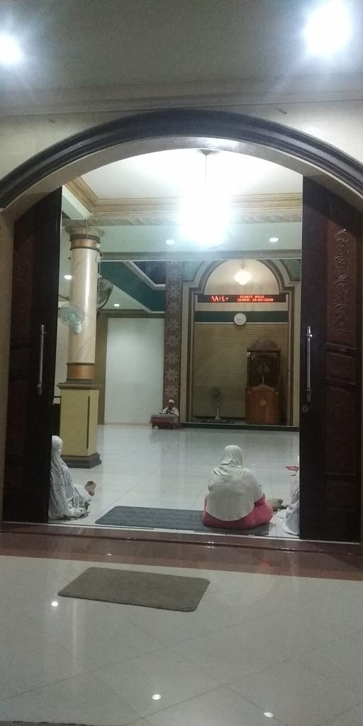Islaachulummah's tweet photo. Siapa orang yang baik kepada orang lain akan terikat. Dan siapa orang yang menjelek-jelekkan orang lain akan terputus hubungannya (imamsyafii) #Gusalisadan #ngajisenin #takmirmasjid #islaachulummah https://t.co/Sd7fPaWLVJ