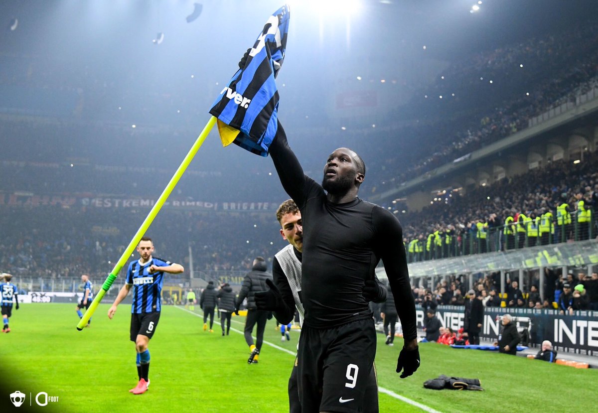 ActuFoot_'s tweet photo. Un nouveau roi à Milan. 👑 https://t.co/oFJ5tNpU9n