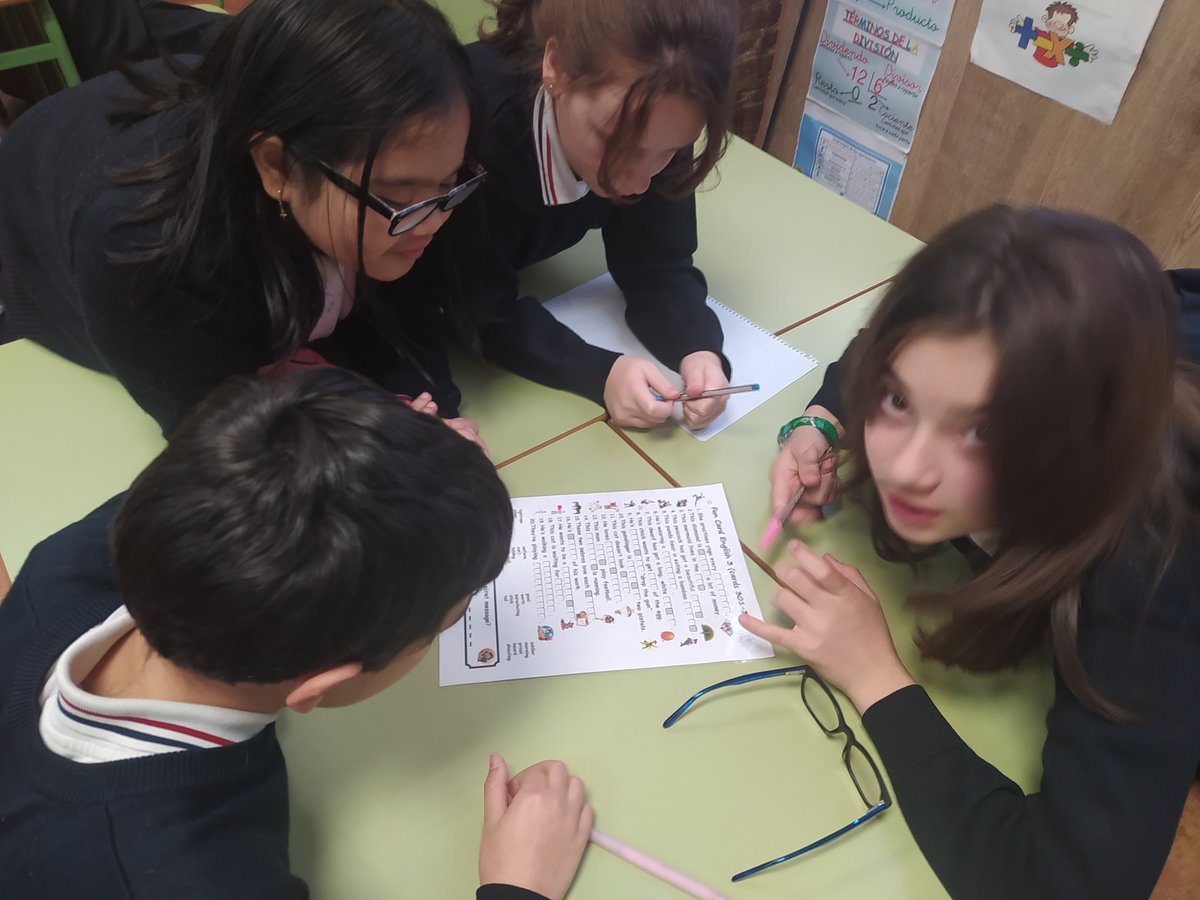 mercedalarcon's tweet photo. Alumnos y alumnas de quinto de #primaria practicando los presentes en inglés por medio de mensajes cifrados.
Fith of #primary students reviewing present tenses by code messages.
#MercedariasdeAlarcón #mercedarios #mercedarias #inglés #english #funnylearning #presents https://t.co/13odAVW8KX