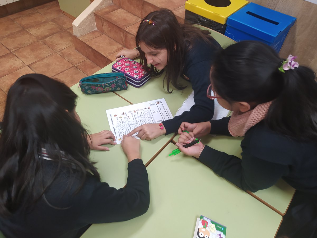 mercedalarcon's tweet photo. Alumnos y alumnas de quinto de #primaria practicando los presentes en inglés por medio de mensajes cifrados.
Fith of #primary students reviewing present tenses by code messages.
#MercedariasdeAlarcón #mercedarios #mercedarias #inglés #english #funnylearning #presents https://t.co/13odAVW8KX