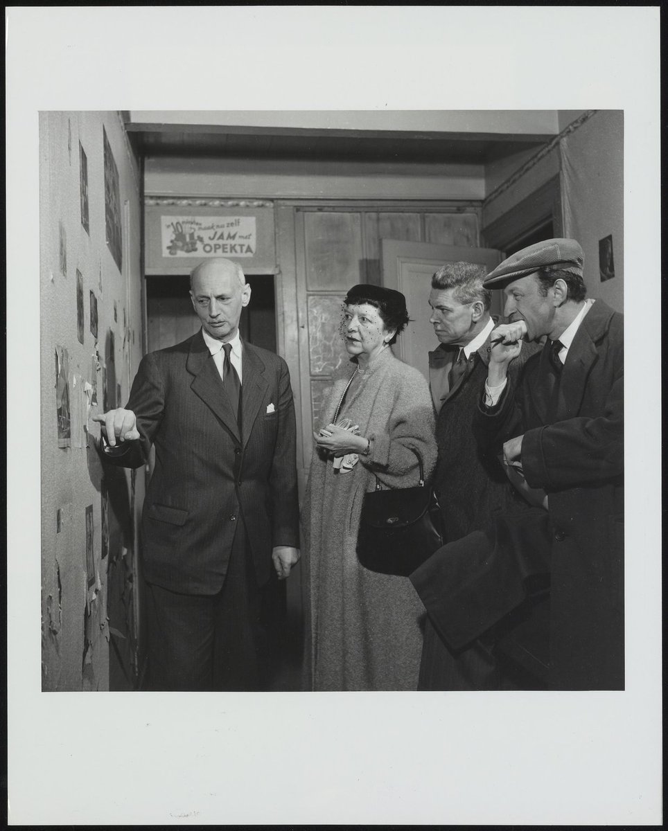 Otto Frank often visits the film set of the 1959 film 'The Diary of Anne Frank'. In 1960 Shelley Winters wins the #Oscar for Best Supporting Actress for her role as Mrs van Pels, and later donates it to the #AnneFrankHouse. 
_
 #annefrank #oscars #oscarnight #thediaryofannefrank