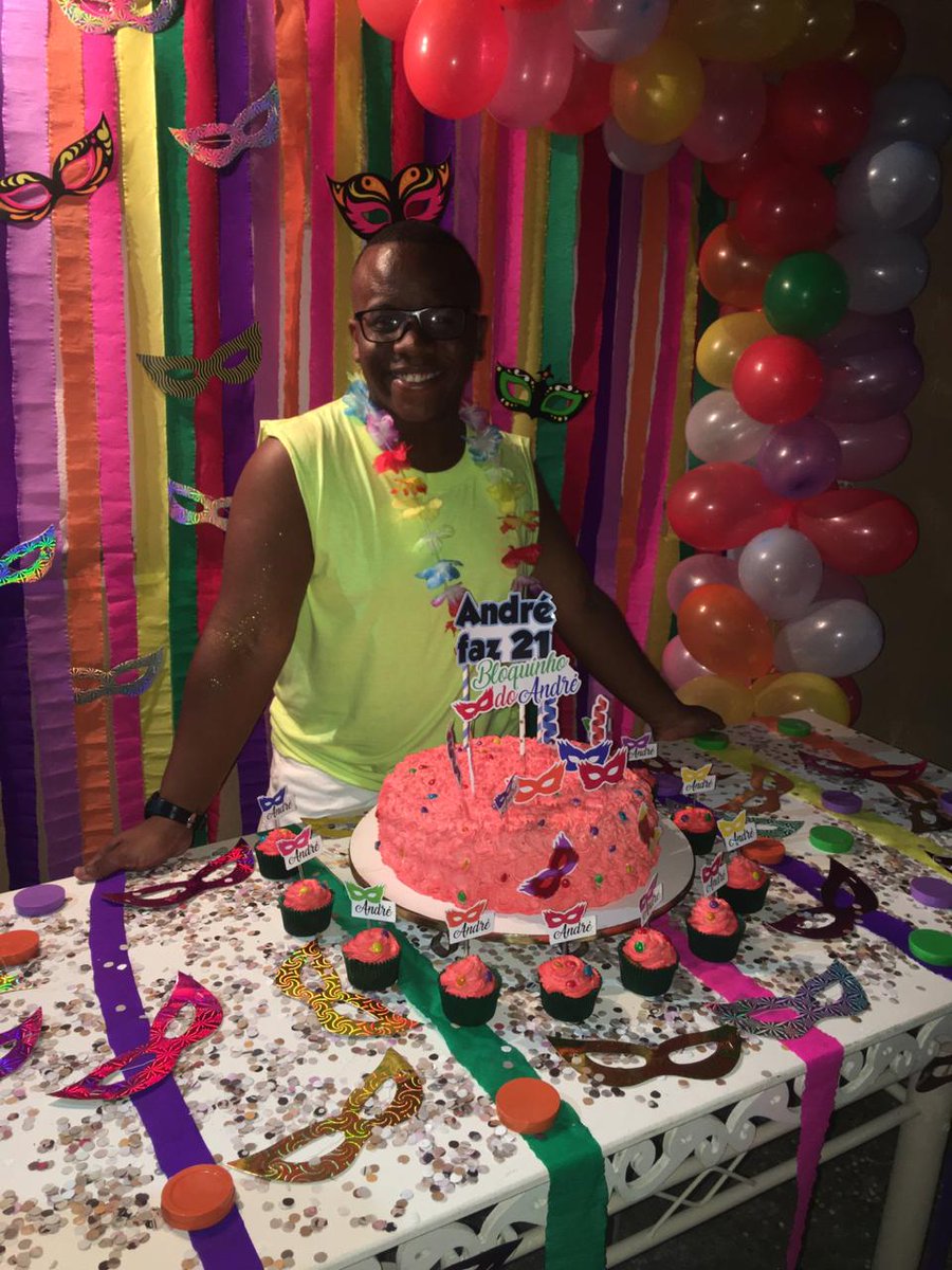 AndreFreslley's tweet photo. Quero primeiramente agradecer a Deus a ele eu devo tudo,segundamente a minha família/amigos que se comprometeram em realizar um sonho meu antigo "uma festa surpresa",agradeço a todos os envolvidos,não tenho palavras apenas gratidão por cada um,bom sabe que sou muito amado!!💛🥳 https://t.co/WrI6DZDu9k