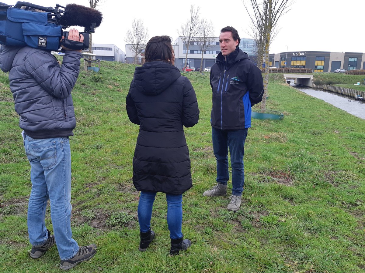 BuurtVeiligBus's tweet photo. Daniël geeft uitleg over zijn werk als toezichthouder bij de Omgevingsdienst Haaglanden. https://t.co/sPFz7j0e3U