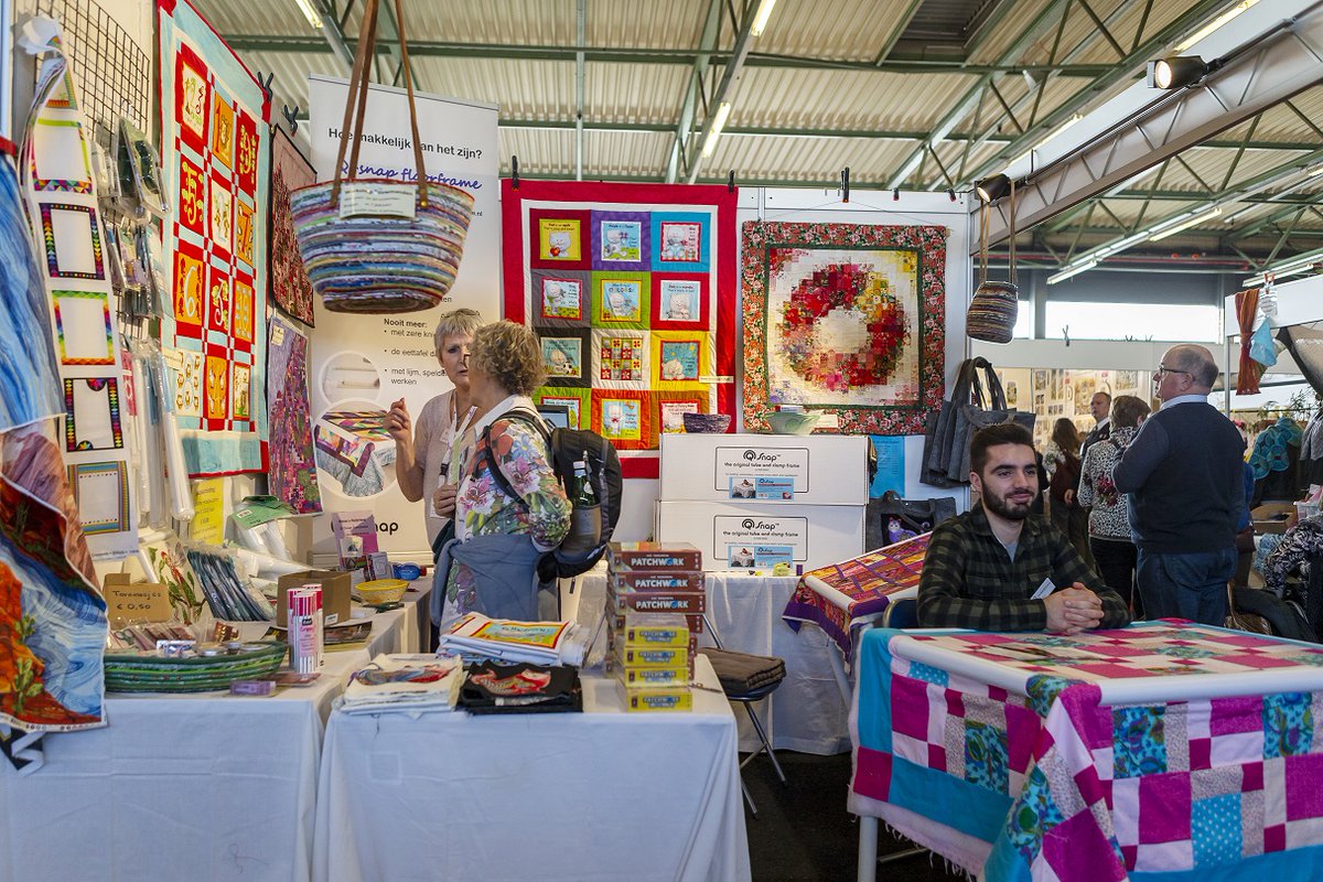 * STANDHOUDERS HANDWERKBEURS *
De plattegrond met standhouderslijsten staan op de website, die kun je vooraf al downloaden en printen. Zo kun je handig je route en boodschappenlijstje maken! 
handwerkbeurs.nl/zwolle/standho…