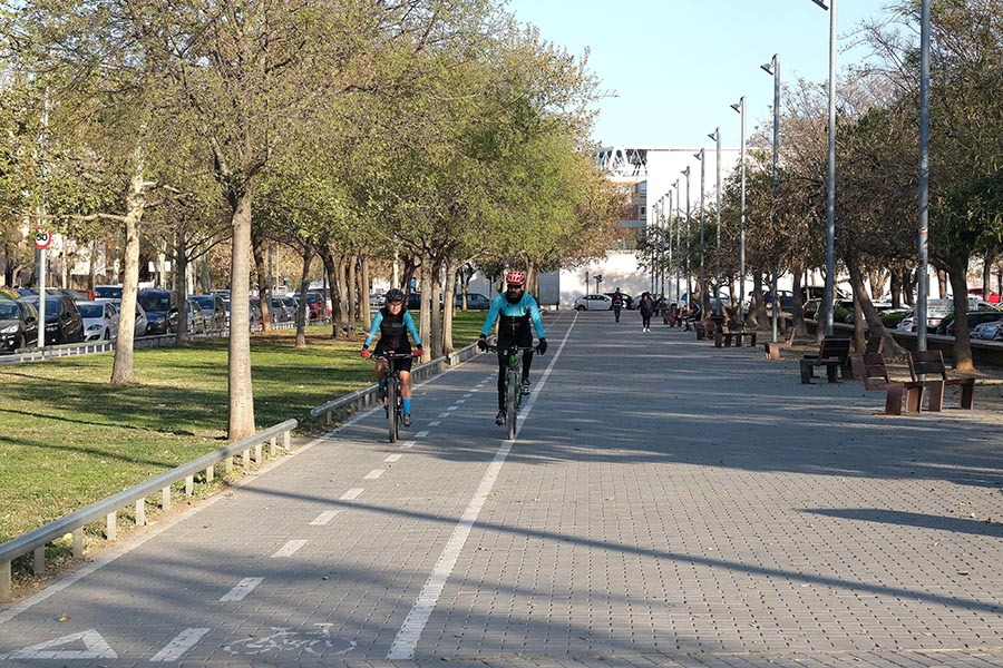 apropcornella's tweet photo. 🚴🏽♀️🚴🏽♂️Si circules pel carril bici fes-ho a màxim 30 km/h; si es troba a la vorera o als espais reservats per a les persones la velocitat màxima a 10 km/h.
⚠️Circula amb responsabilitat, la prioritat és sempre del vianant. #Bicivisme
ℹ️ Més info https://t.co/mvdl8TP7zs https://t.co/upWlYjSlfI
