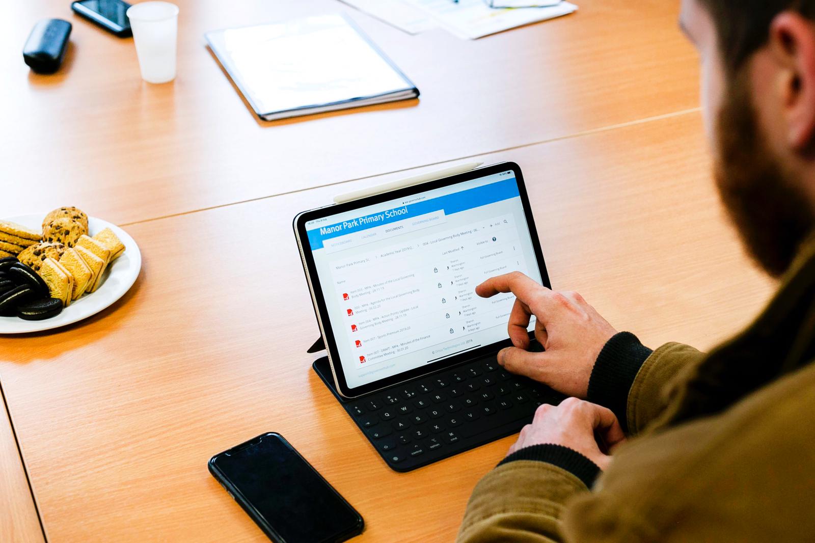 GovernorHub on Twitter "How do you manage documents in meetings?📁 The