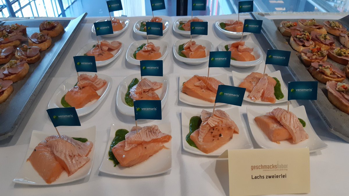 Lecker Lachs auf der #fischmesse in #bremen. Dieser super Lachs wurde gezüchtet von @LeroySeafood und enthält unser #omega3 reiches Algenöl. Guten Appetit!