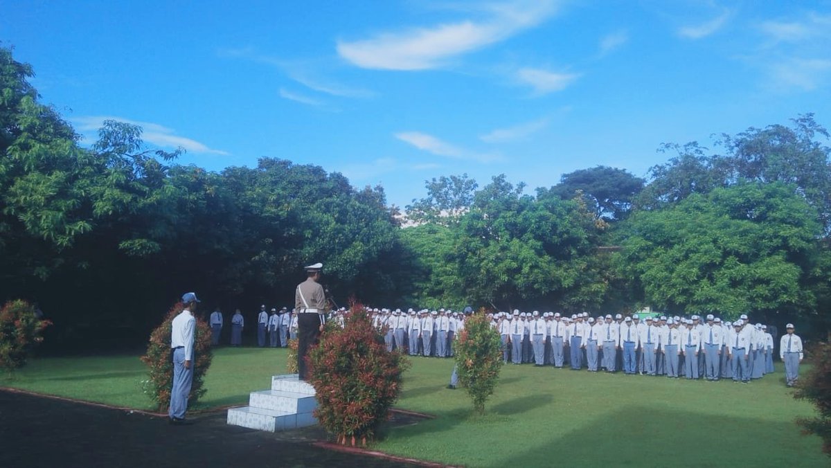 PojokBadu's tweet photo. #Baduonthisday | Upacara Hari Senin tanggal 10 Februari 2020, dari Satlantas Polsek Banguntapan Iptu Johan memberikan pidato pembinaan terkait Undang Undang No 22 Tahun 2009 tentang Lalu Lintas dan Angkutan Jalan
#PojokBADU #Utpala #SMANegeri2Banguntapan #Badu https://t.co/x3gz8txc6w