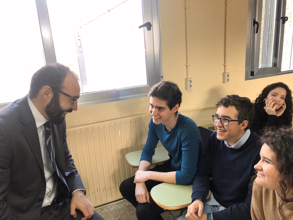 Hoy hemos presentado en el Instituto de Secundaria Arquitecto Peridis de Leganés <a href="/iesperidis/">IES Arquitecto Perid</a> la fase regional del concurso #consumopolis15.Este año se propone pensar en hábitos para cambiar el mundo. Nuestros jóvenes tienen el poder de decidir cómo debe ser el consumo del mañana.