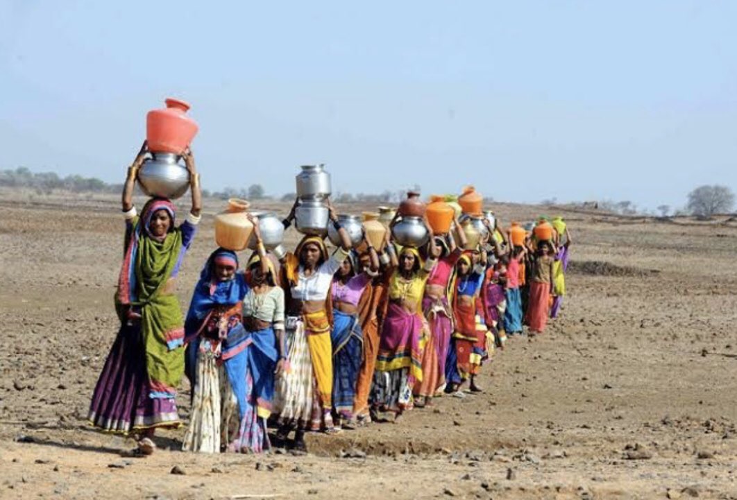 Amansha24's tweet photo. Can we pls stop the 'overpopulation is the main cause for climate change'
The wealthiest 10% produces 50% of CO2,while poorest half
produces 10%!
This line enables racism & privelege & shifts blame to Asian-African countries which have much smaller per person CO2 footprint! https://t.co/aQQWgAE6Oc