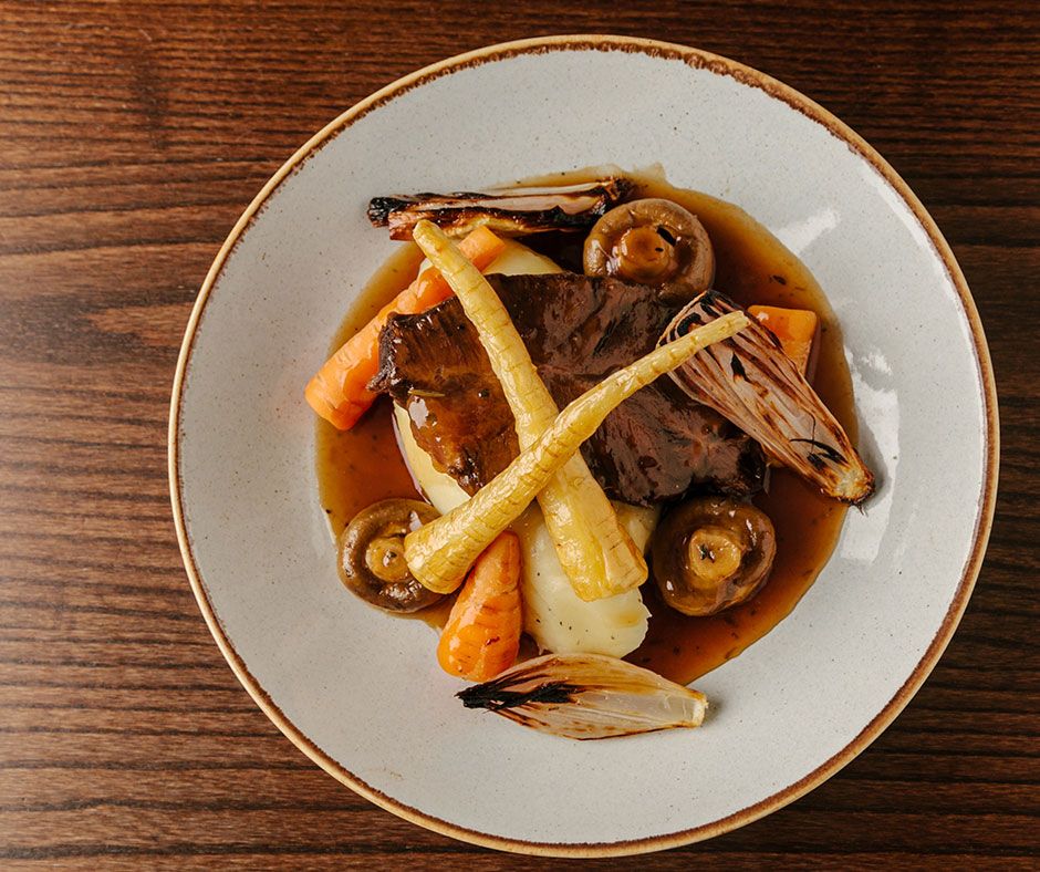 Our Blade of Beef from the all day menu is served with button mushrooms, shallots, horseradish mashed potato, parsnips, carrots and proper beef gravy 👌
#britishbeef #mushrooms #bladeofbeef