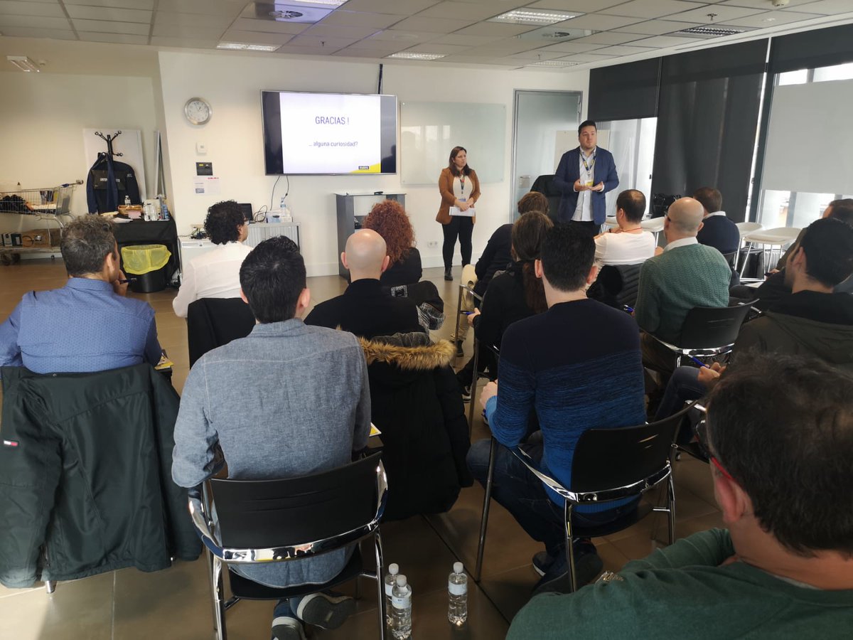 makroESP's tweet photo. Los embajadores 2020 nos ayudan con su experiencia y asesoramiento a ofrecer los mejores productos para la #hostelería. Como en esta cata a ciegas de 3 marcas de queso crema y salmón. Por cierto, ¡ha ganado #MakroChef por unanimidad! ➡️ https://t.co/ZW5KCEsMac https://t.co/Hl4PA9xUO9