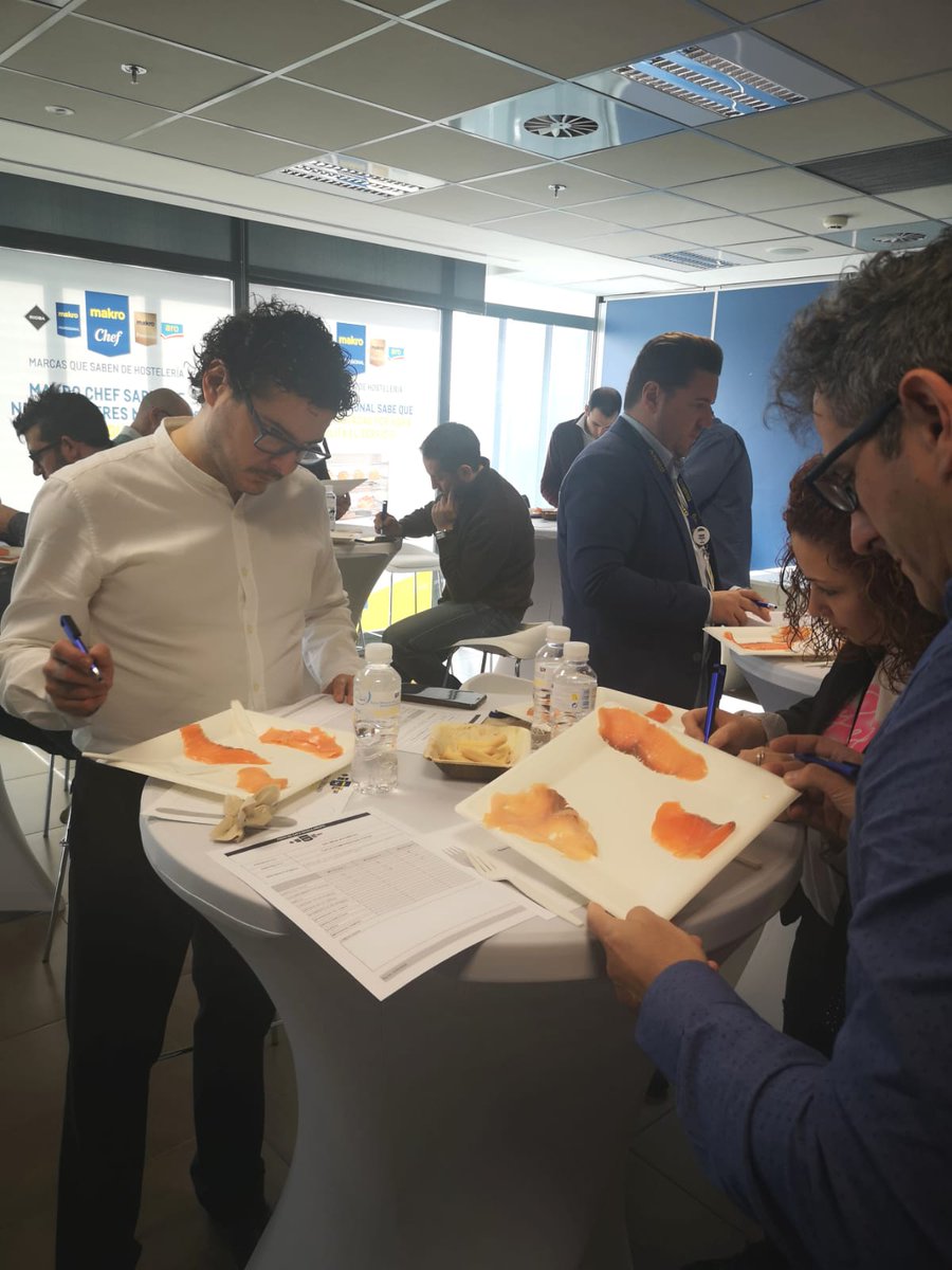 makroESP's tweet photo. Los embajadores 2020 nos ayudan con su experiencia y asesoramiento a ofrecer los mejores productos para la #hostelería. Como en esta cata a ciegas de 3 marcas de queso crema y salmón. Por cierto, ¡ha ganado #MakroChef por unanimidad! ➡️ https://t.co/ZW5KCEsMac https://t.co/Hl4PA9xUO9