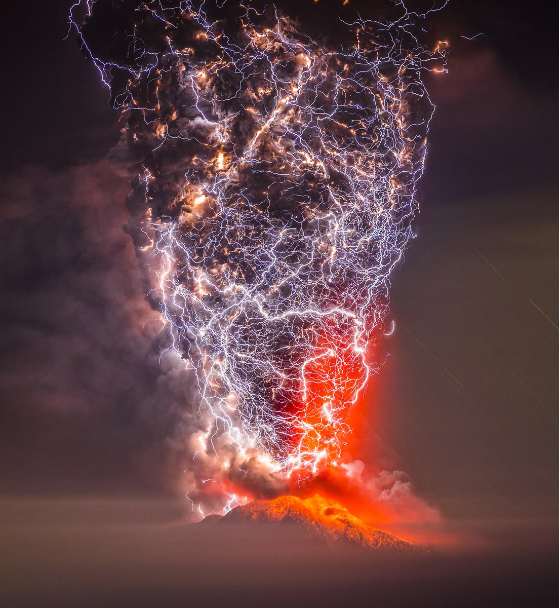 wonderofscience's tweet photo. Lightning engulfs a massive volcanic eruption in a phenomenon known as dirty lightning.

Credit: @Negronifoto https://t.co/OcWsYMBOcn