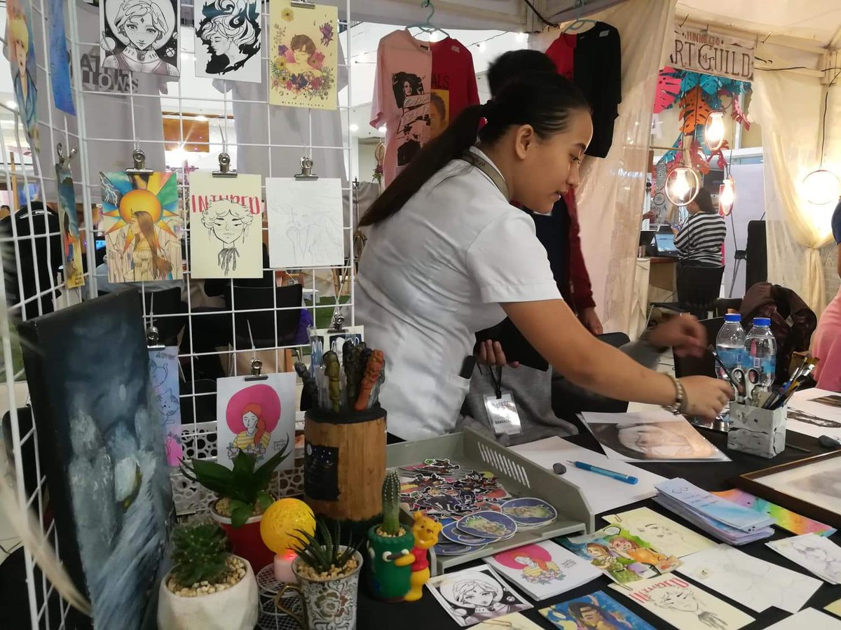 CDA_XU's tweet photo. Catch us with Casa del Arte @cdaxushs Art tent Centrio Ayala until Feb 12!

Art On! 💛 https://t.co/JjIcB1eUcH
