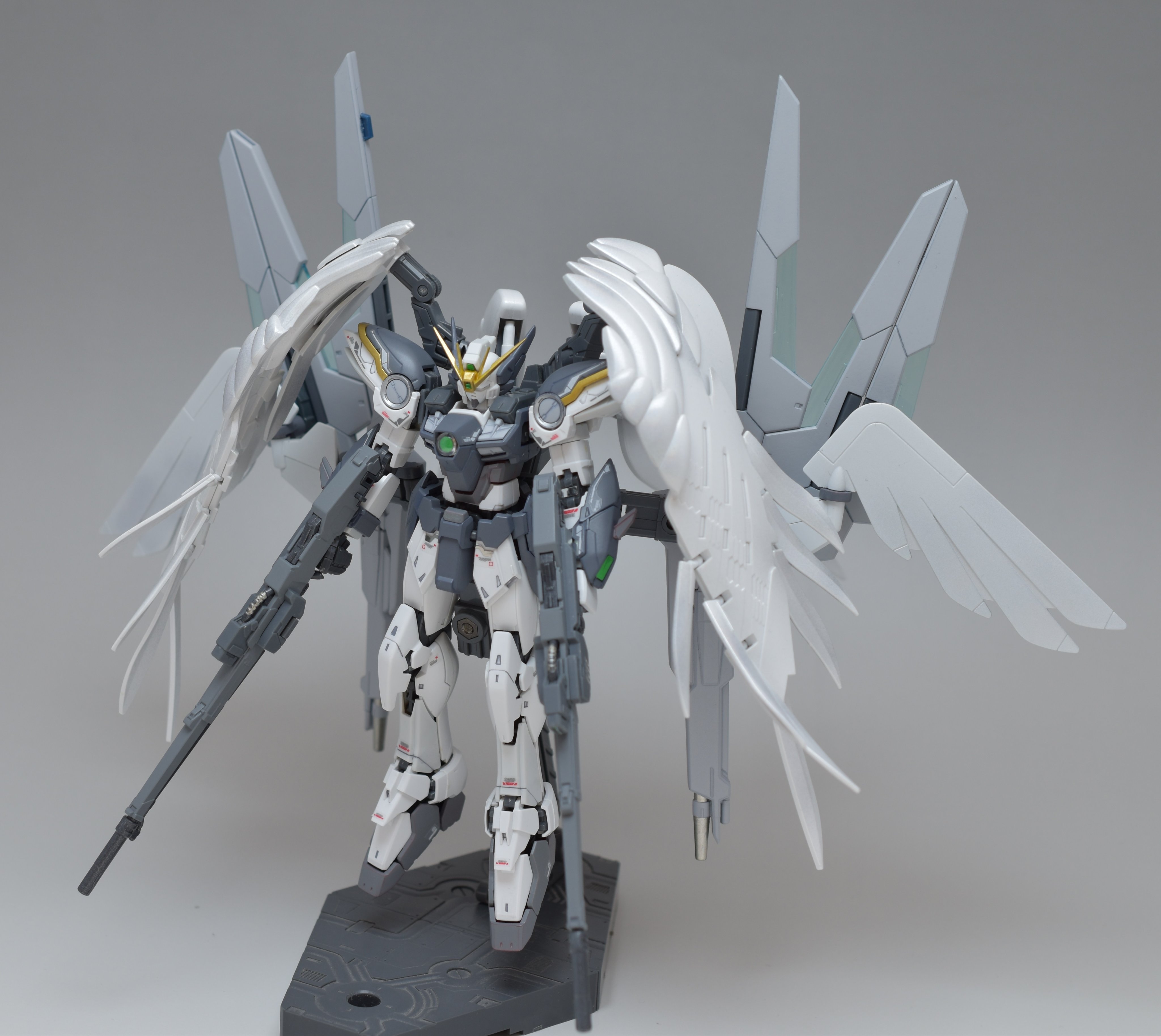 RG ガンダムゼロカスタム　スノーホワイトプレリュード　完成品 RG ウイングガンダムゼロEW＆ドライツバーク（スノーホワイト